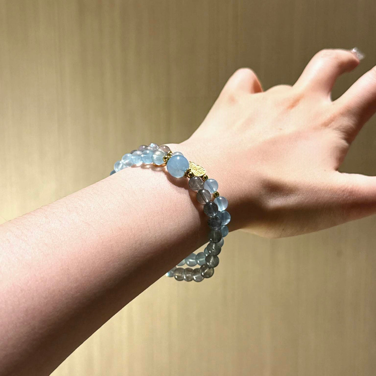 海蓝宝灰月光细珠手链